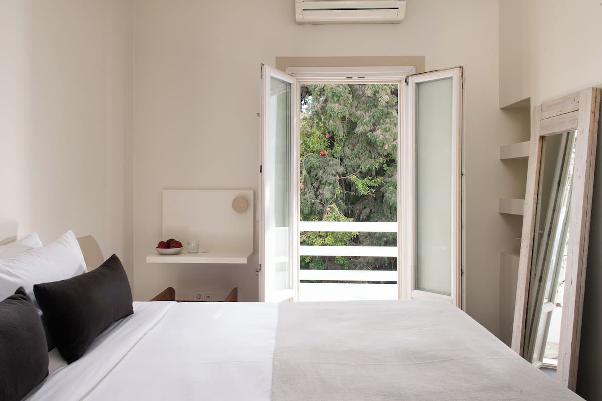 Habitación superior | Minibar, caja de seguridad en la habitación y ropa de cama