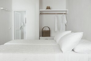 Minibar, in-room safe, bed sheets - Terra Maria (Mykonos)