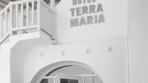 Un edificio blanco con un cartel que dice "HOTEL TERRA MARIA".