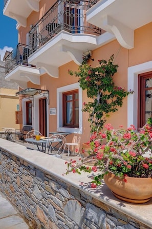 Outdoor dining - Electra (Syros)
