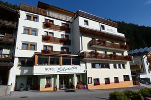 Vista frontal de la propiedad