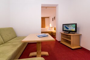 Habitación doble Confort, vista a la montaña | Escritorio, wifi gratis y ropa de cama 