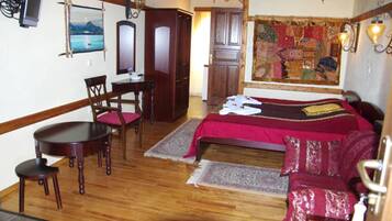 Deluxe Double Room, Fireplace | Meja, kalis bunyi, seterika/papan seterika, katil bayi/kot (percuma)