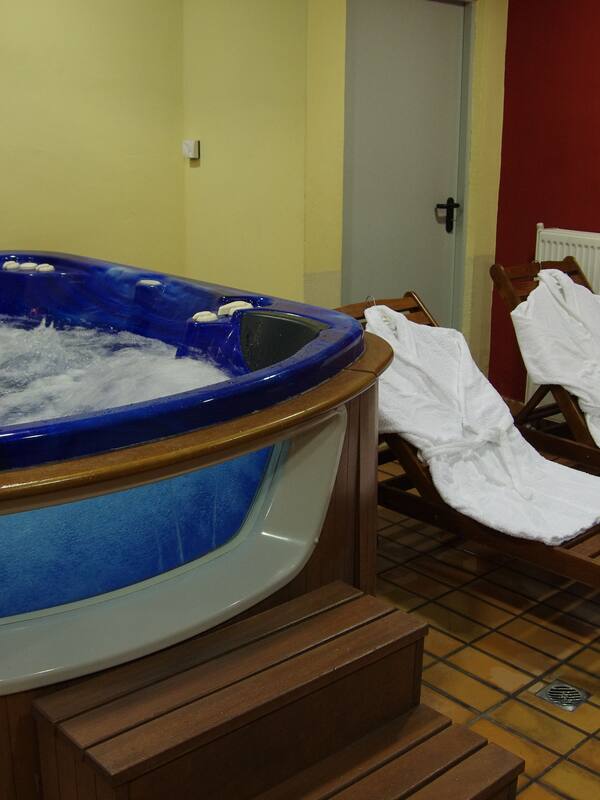 Sauna, hot tub, Turkish bath, body treatments, aromatherapy, body scrubs