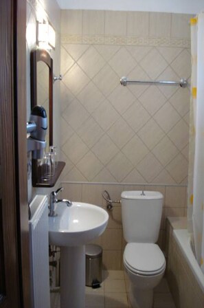 Habitació doble estàndard, llar de foc | Bany | Banyera, articles de tocador gratuïts i assecador de cabells 