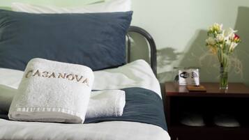 Quarto duplo superior, sacada | Roupas de cama premium, cofres nos quartos, individualmente mobiliados