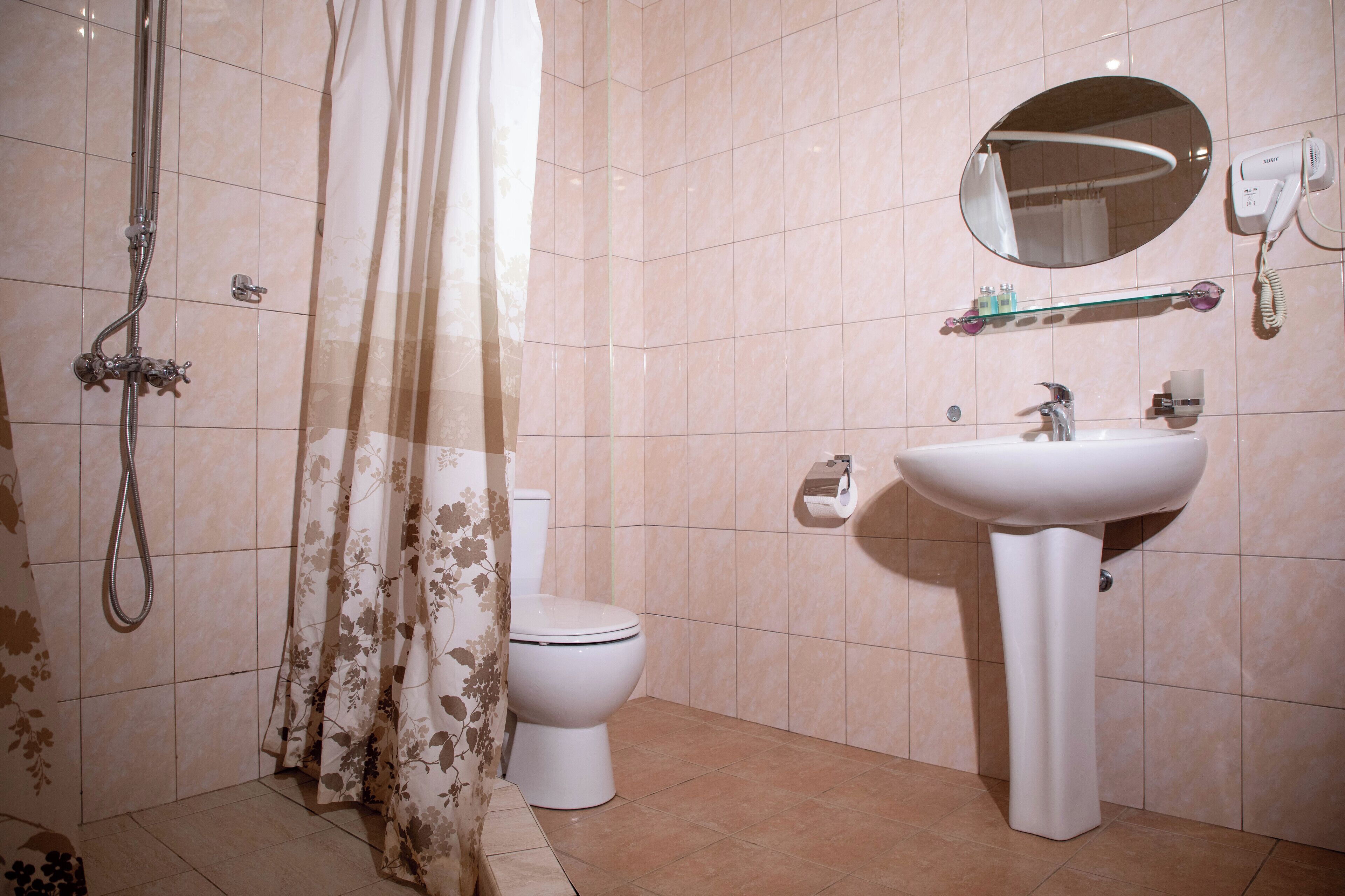 Un baño con ducha, inodoro y lavamanos.