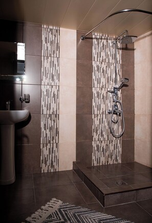 Panoramic Double Room | Bathroom shower - Casanova Inn (Dilijan)