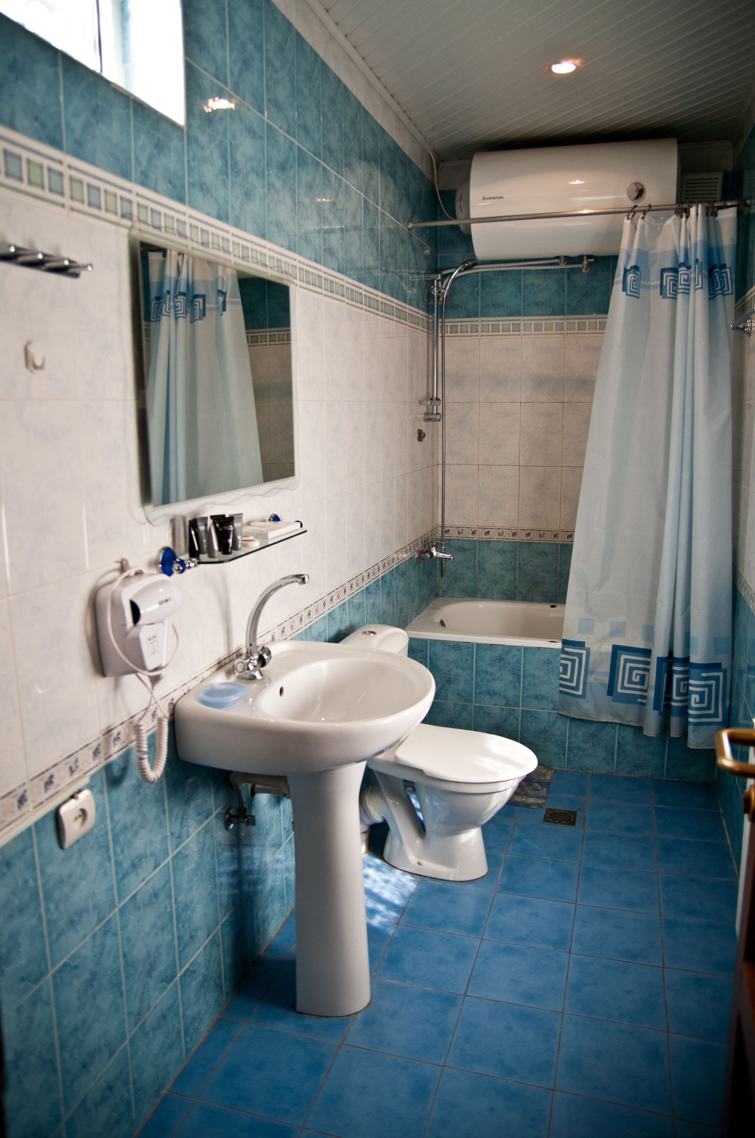 junior suite, balcony, mountain view | bathroom | free toiletries, bathrobes, slippers, towels