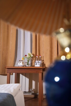 Chambre Standard double ou avec lits jumeaux, balcon | Repas dans la chambre