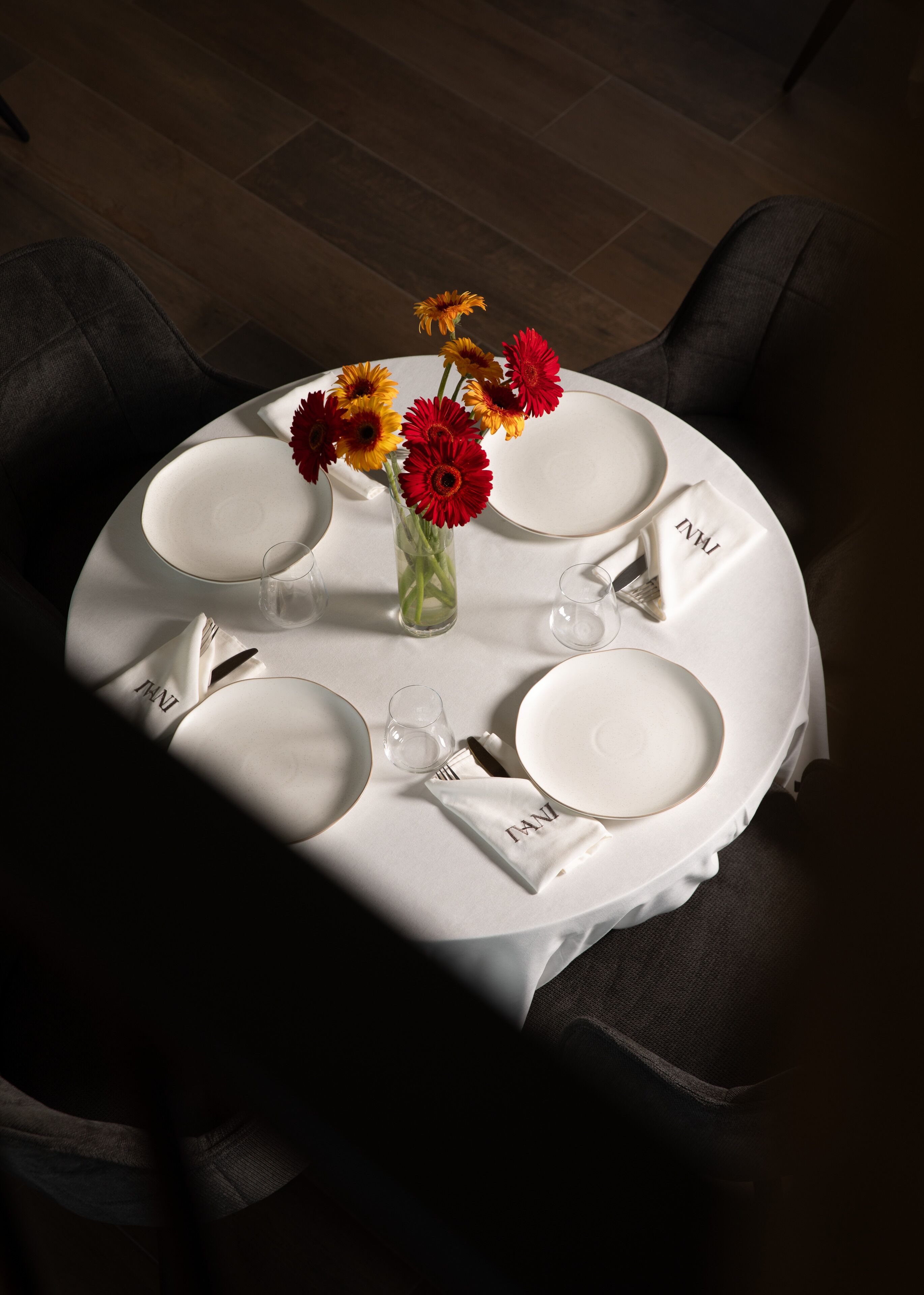 2 restauranter, lunsj serveres, lokale og internasjonale retter