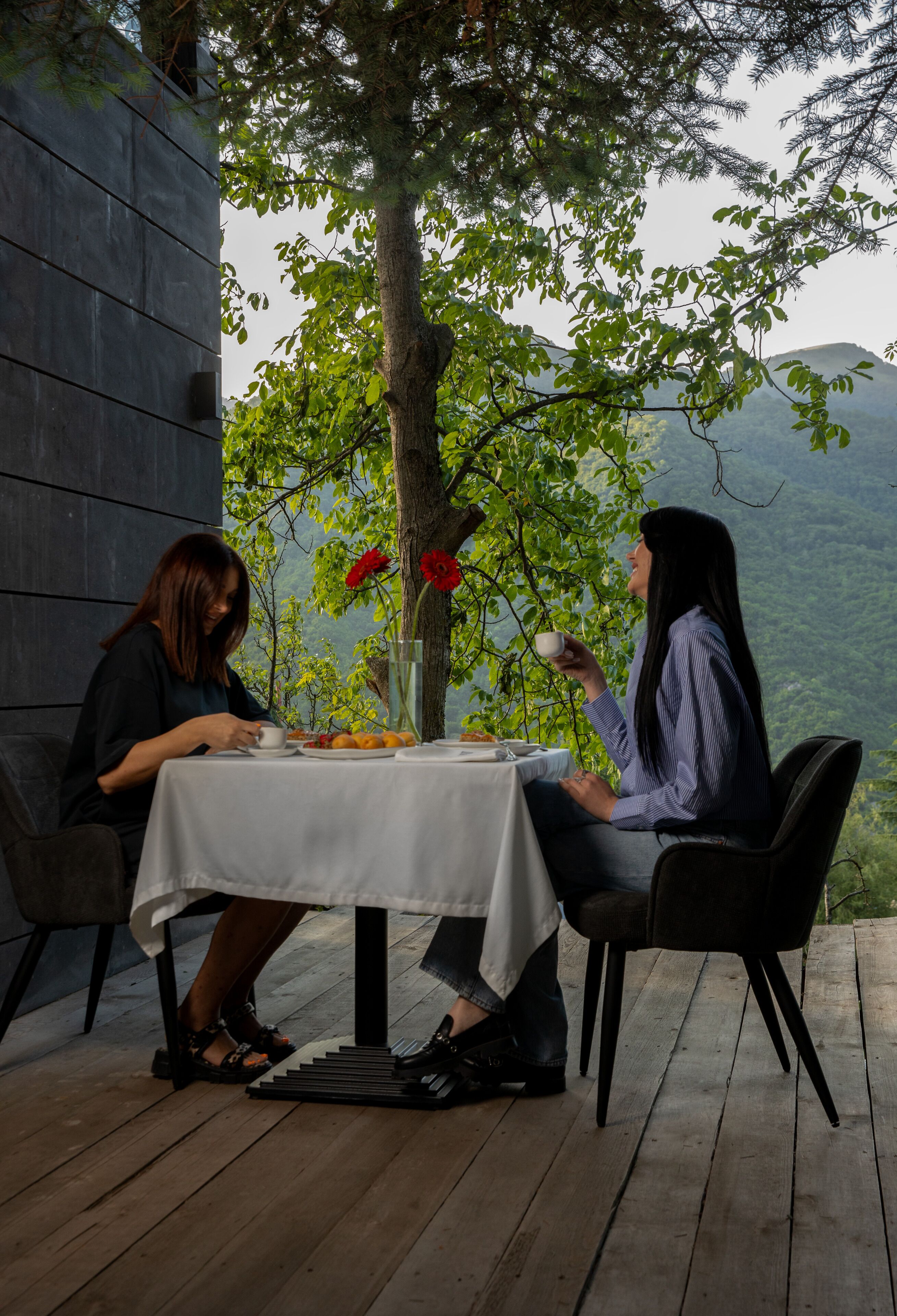 2 restaurants, lunch, dinner served; local and international cuisine