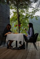 2 间餐厅，供应午餐、晚餐和早午餐，本地与国际菜