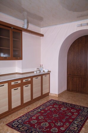 Chambre familiale, 1 chambre, balcon | Cuisine privée | Cafétière à espresso, cafetière-théière, bouilloire électrique
