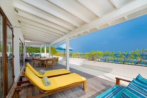 Vil·la familiar, 3 dormitoris, vistes a la platja, primera línia de mar | Vista de la platja o del mar