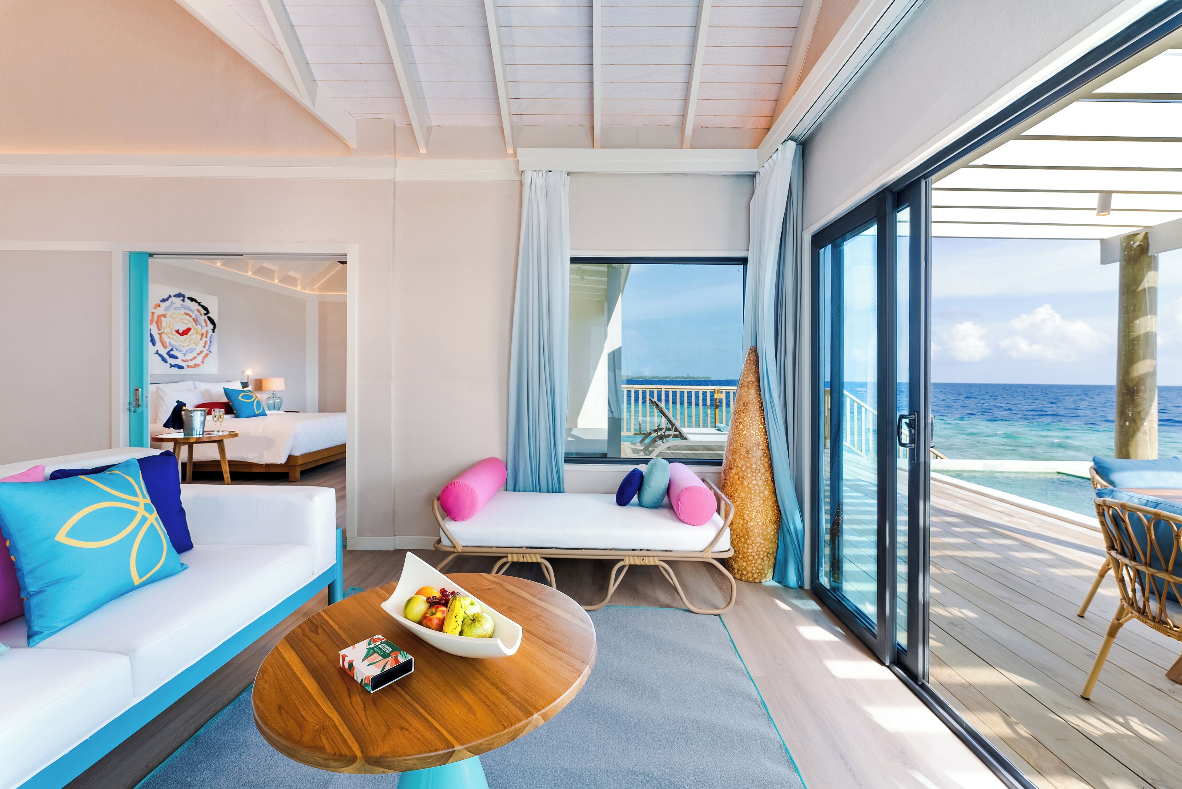 Water Suite with Pool | Area soggiorno | TV a schermo piatto 24 pollici con canali satellitari, TV