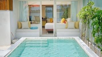 Family Room, 2 Bedrooms, Private Pool, Beach View | Näkymä rannalle/valtamerelle