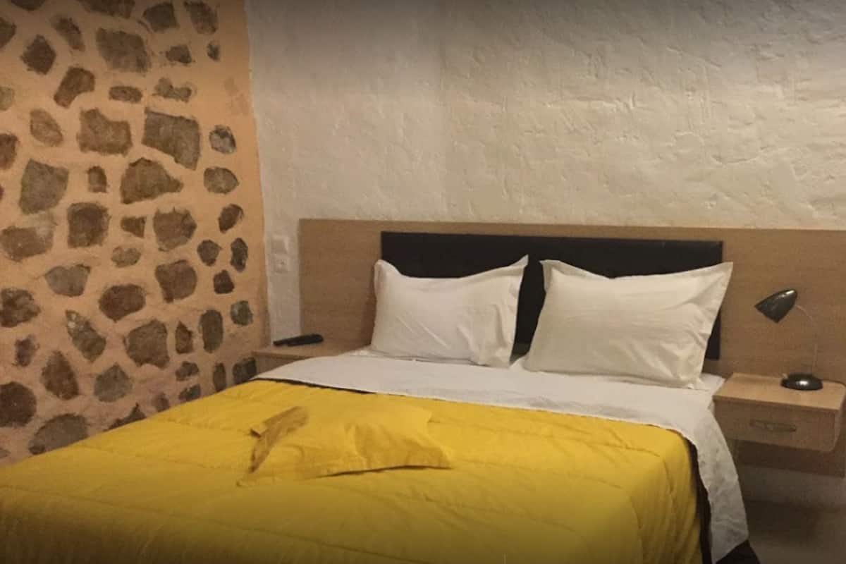 Kamar Double | Seprai premium, meja kerja, dan seprai linen