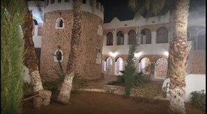 Fachada da propriedade à noite