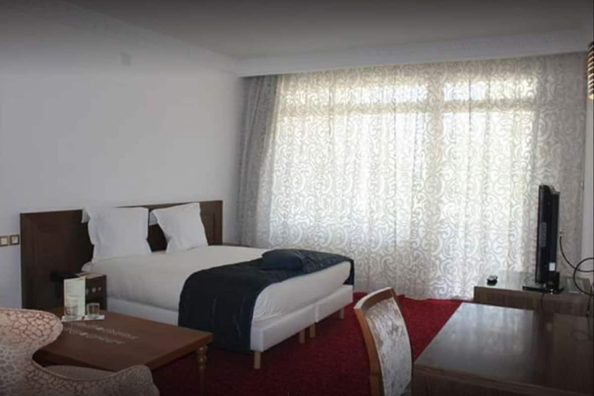 Suite | Seprai premium, meja kerja, dan seprai linen