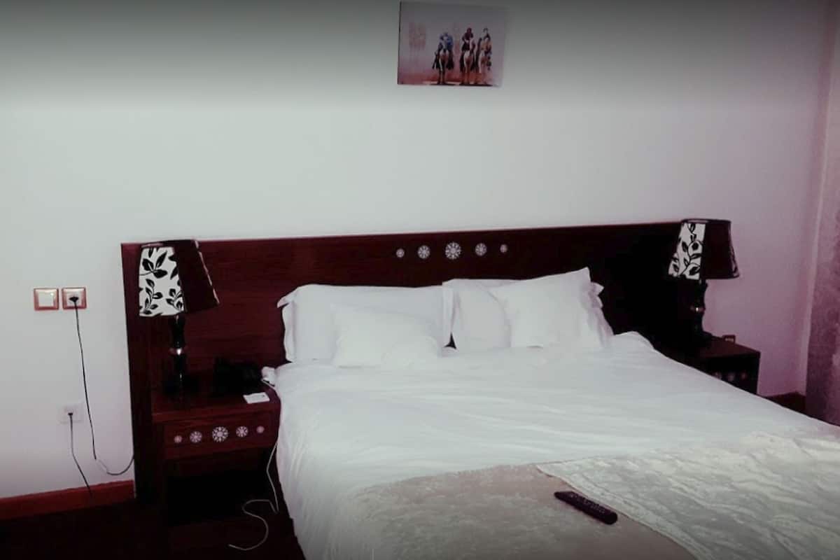 Kamar Standar | Seprai premium, meja kerja, dan seprai linen