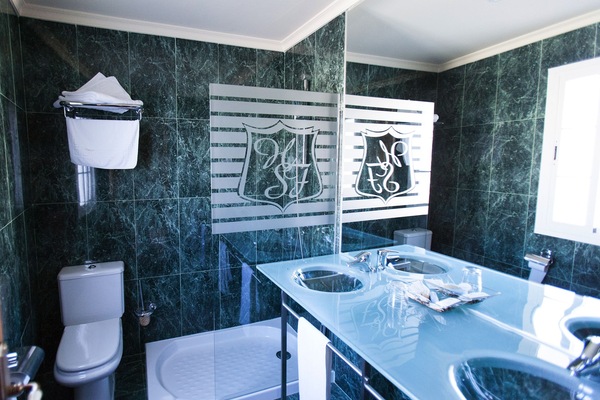 Een bureau, verduisterende gordijnen, extra bedden, gratis wifi