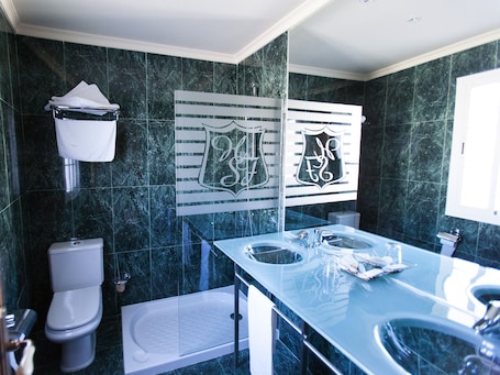 Escritorio, cortinas blackout y camas plegables/adicionales . Hostal San Francisco