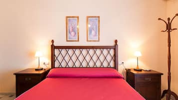 Single Room | Desk, blackout curtains, rollaway beds, free WiFi
