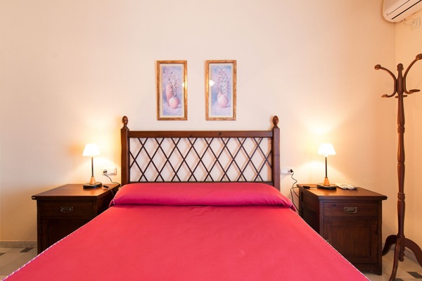 Escritorio, cortinas blackout y camas plegables/adicionales