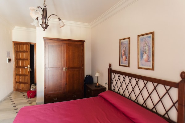 Quarto solteiro | Escrivaninha, cortinas blackout, camas extras/dobráveis