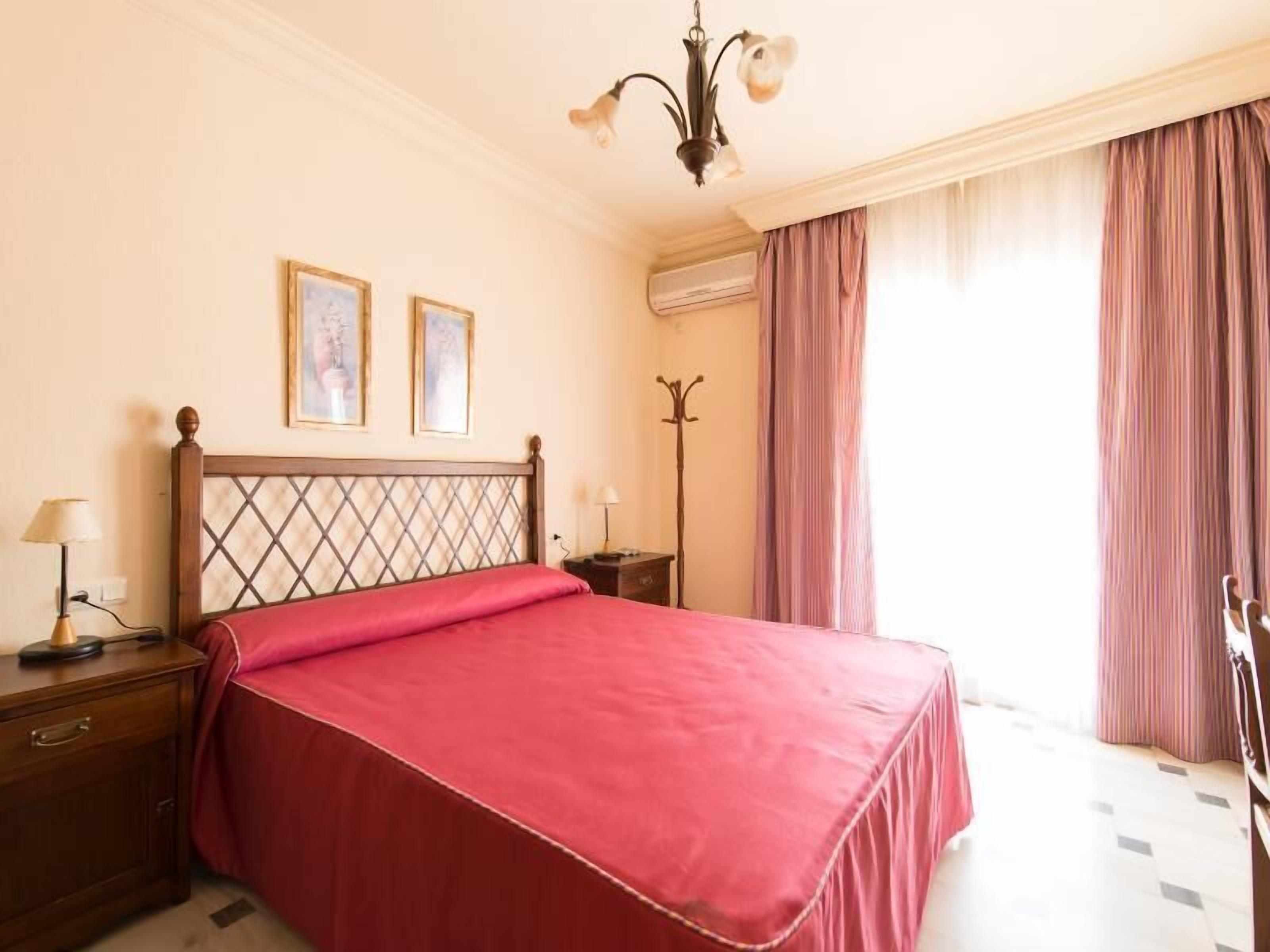 Escritorio, cortinas opacas, camas supletorias y wifi gratis