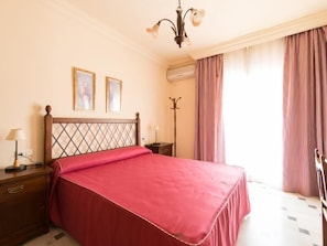 Työpöytä, pimennysverhot, lisävuoteet, ilmainen Wi-Fi