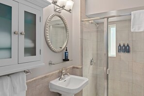 WiFi, bed sheets - WorldMark Seattle - The Camlin (Seattle)