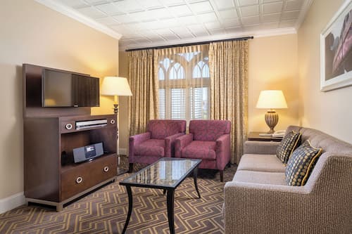 Standard Studio Suite, Kitchenette | Living area