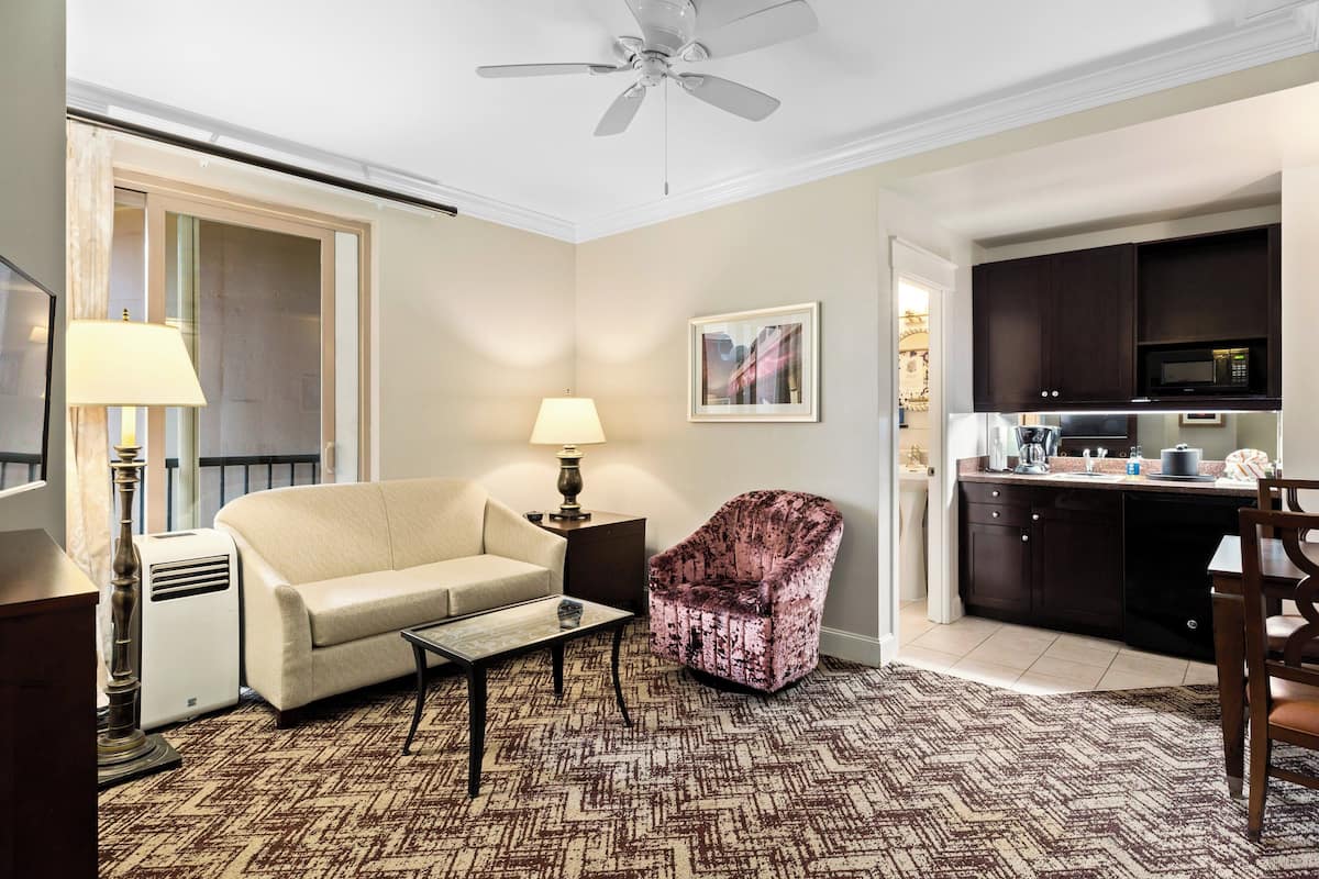 Standard Studio Suite, Kitchenette | WiFi, bed sheets