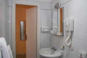 Ducha, artículos de higiene personal gratuitos y toallas