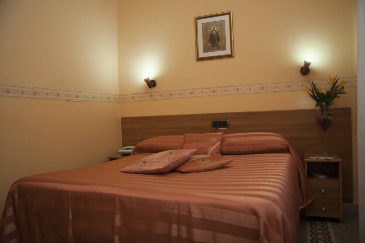 Kamer, 1 twee- of 2 eenpersoonsbedden | Een bureau, gratis wifi