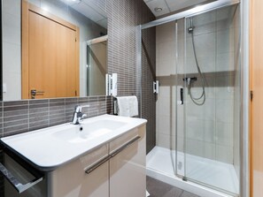 Deluxe Duplex | Bathroom | Shower, free toiletries, hair dryer, towels - Luxury Apartments Puerto Valencia (Valencia)