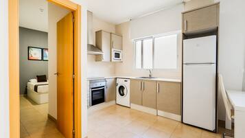 Apartament, 1 dormitori | Cuina privada | Frigorífic gran, microones, placa de cuina i cafetera i tetera