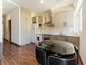 Apartamento, 2 habitaciones | Cocina privada | Frigorífico grande, microondas, placa de cocina y cafetera o tetera