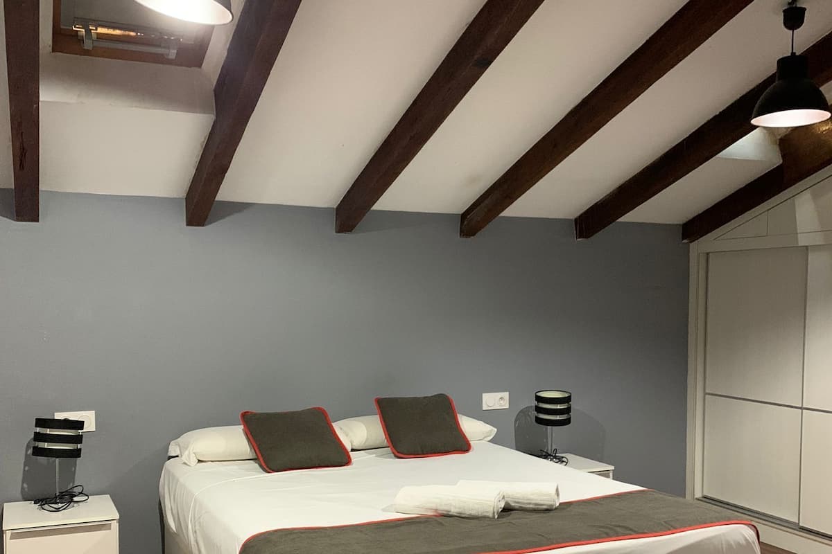 Apartamento superior, 1 quarto | Roupas de cama premium, espaço de trabalho para notebook