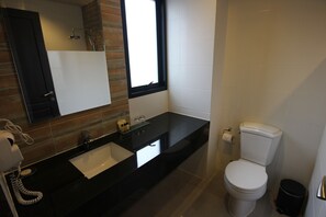 Shower, free toiletries, hair dryer, towels - The Hermitage (Pattaya)
