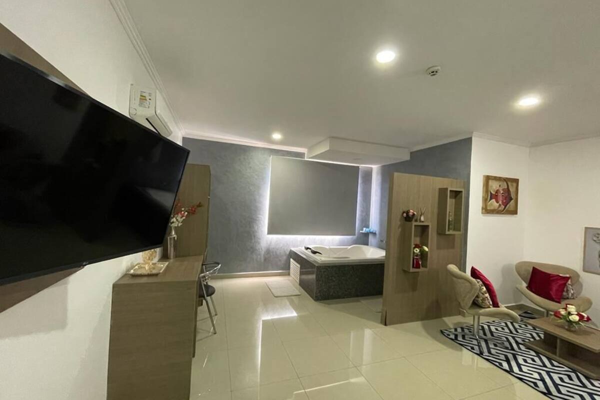 deluxe suite | 1 bedroom, minibar, individually furnished, desk