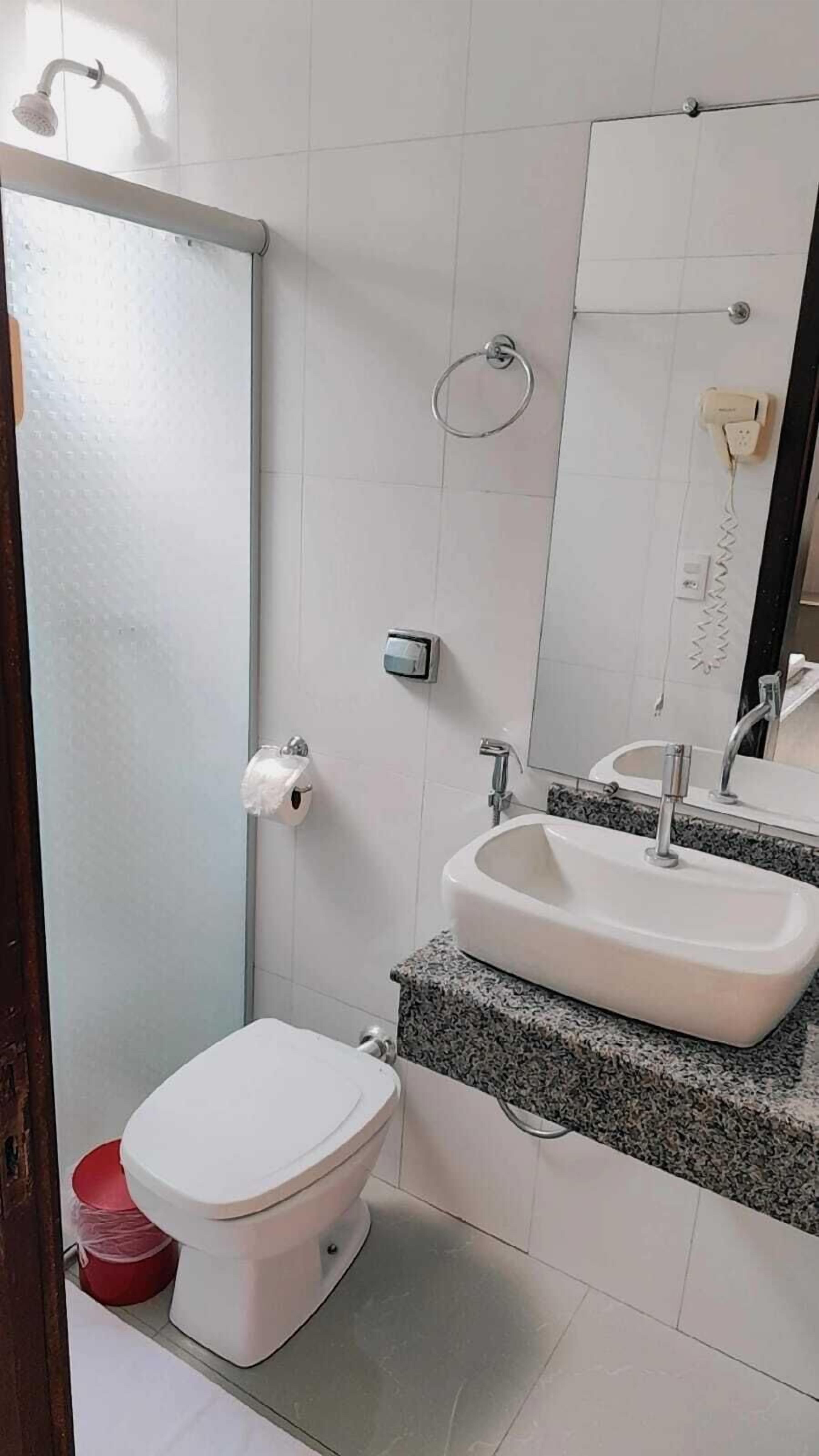 Deluxe Suite | Bathroom | Shower, towels, soap, shampoo