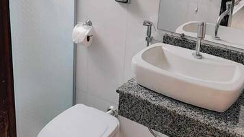 Deluxe-Suite | Badezimmer | Dusche, HandtĂŒcher, Seife, Shampoo