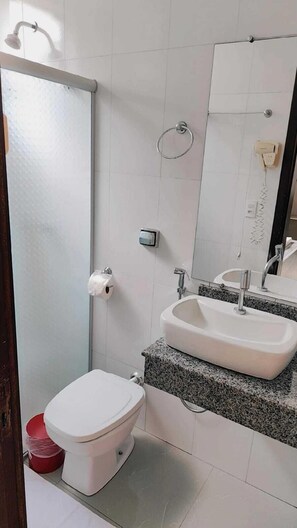 Deluxe-sviitti | Kylpyhuone | Suihku, pyyhkeet, saippua, sampoo