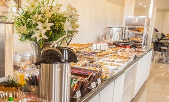 Café da manhã com buffet grátis todos os dias