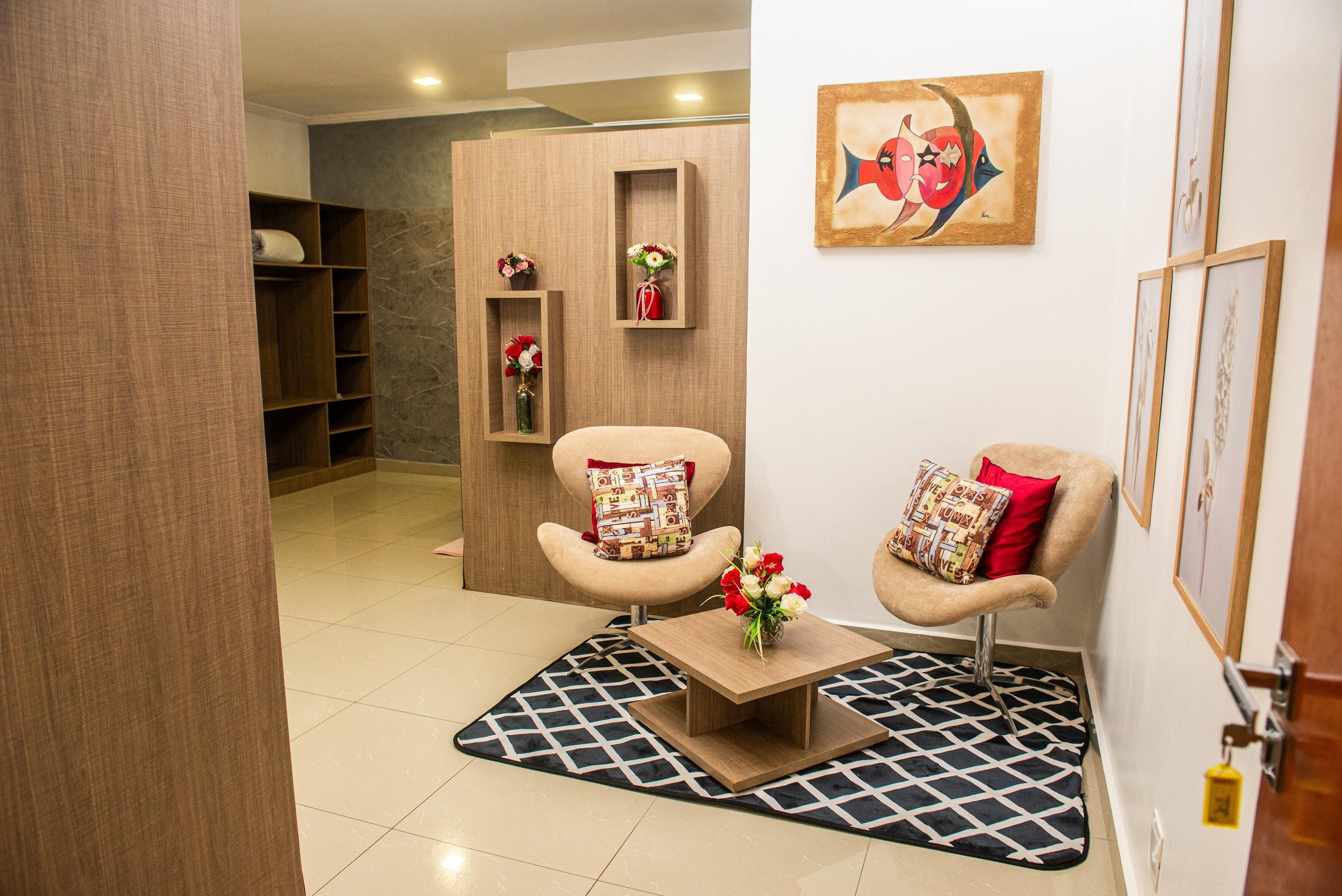 Deluxe Suite | Minibar, individually furnished, desk, laptop workspace