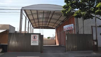 Entrada de un hotel con un corredor cubierto y un cartel que dice 'San Lucas Hotel'.