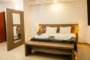 Deluxe Suite | 1 bedroom, minibar, individually furnished, desk